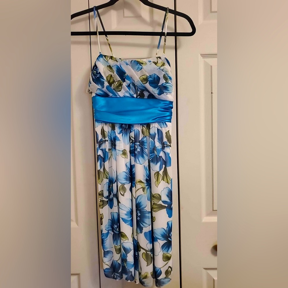 Jolie Women’s 4 Petite Light Blue & White Floral Prom/Grad/Spring/Summer Dress